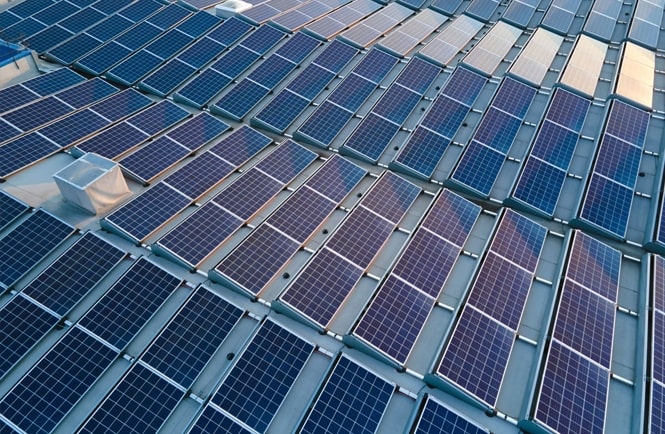 Instalación de placas solares en cubierta industrial Nébula Energía